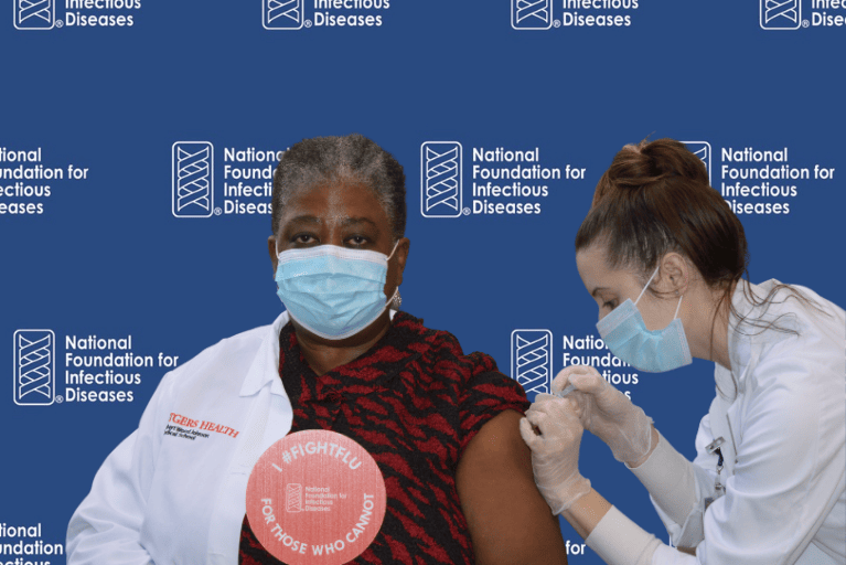 Whitley-Williams-Flu-Vaccination-Photo Patricia Whitley-Williams se vacuna