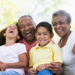 Black grandparents (767x512 px) 2 abuelos negros abrazando a niños pequeños